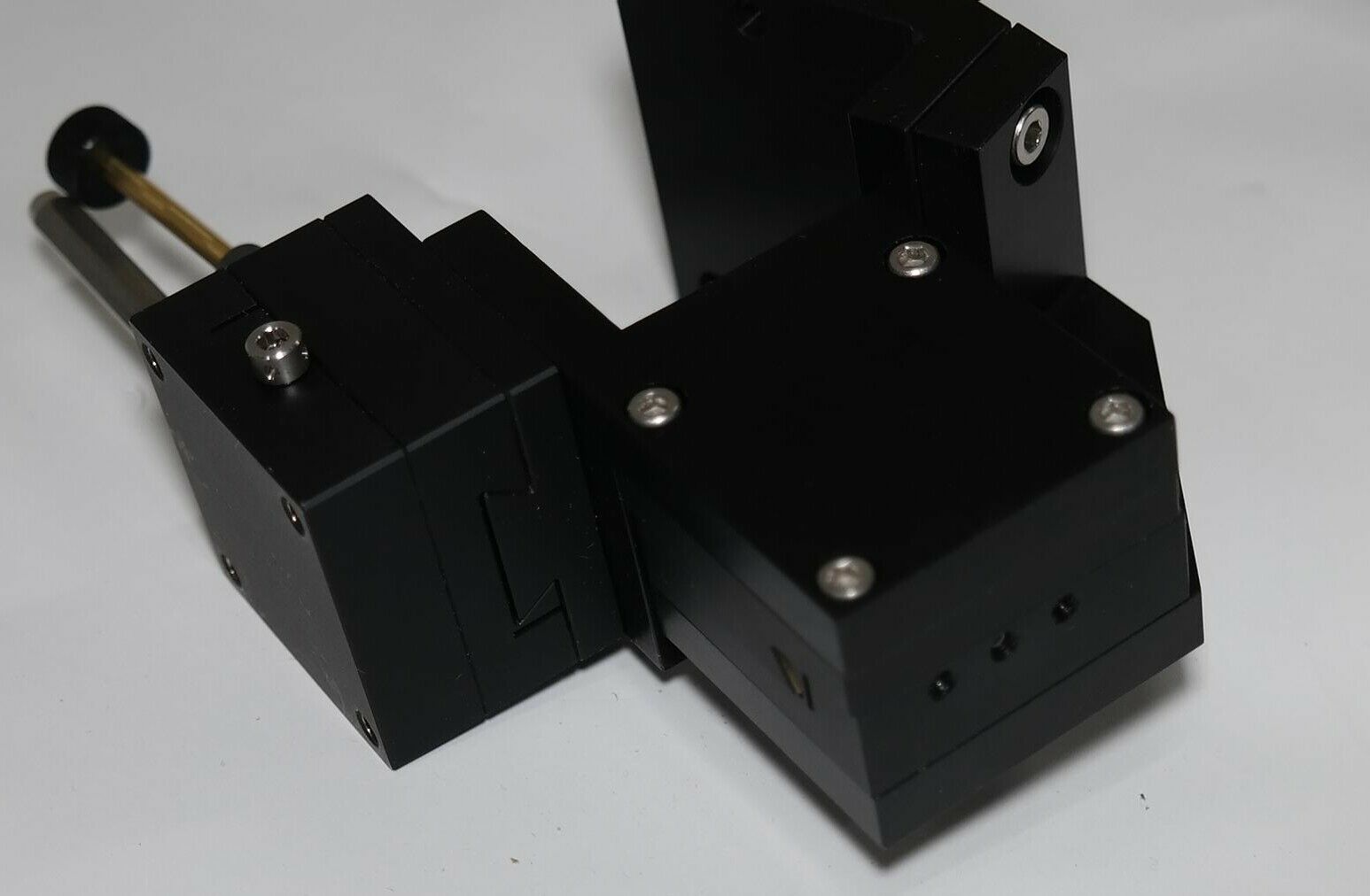 Optosigma Xyz Linear Stage 40mm X 40mm Dove Tail 3-axis Positioner + Bracket